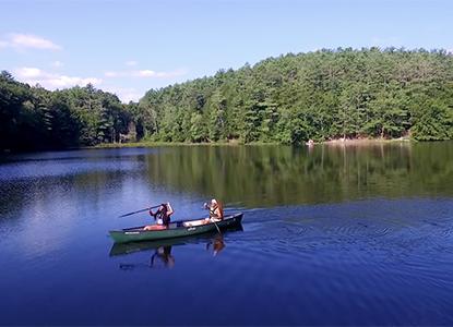 365足彩外围 students in canoe on Pine Lake